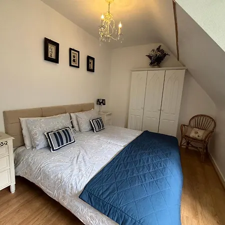 Holiday home Fontaine Blanche River View, Large Patio & Garden In Brittany With Starlink Wifi Treffrin