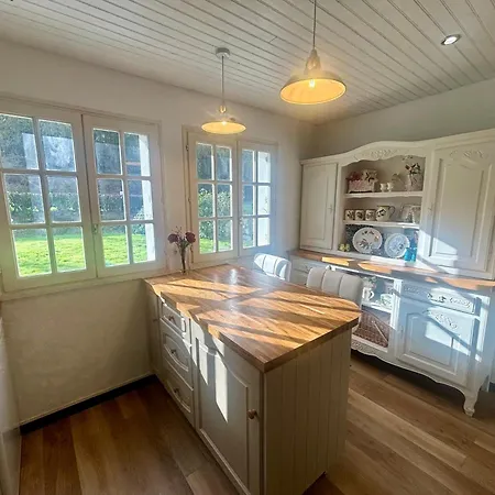 Holiday home Fontaine Blanche River View, Large Patio & Garden In Brittany With Starlink Wifi Treffrin