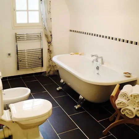 Fontaine Blanche River View, Large Patio & Garden In Brittany With Starlink Wifi Holiday home