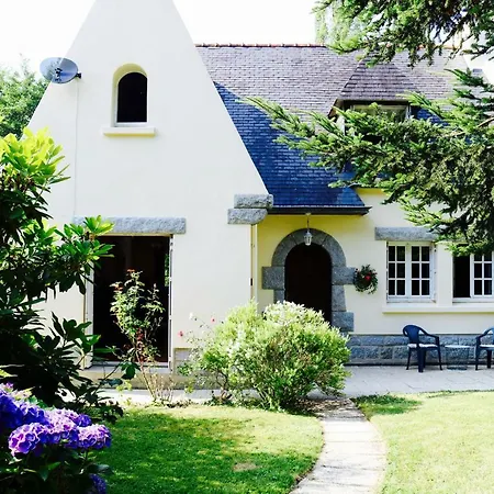 Holiday home Fontaine Blanche River View, Large Patio & Garden In Brittany With Starlink Wifi